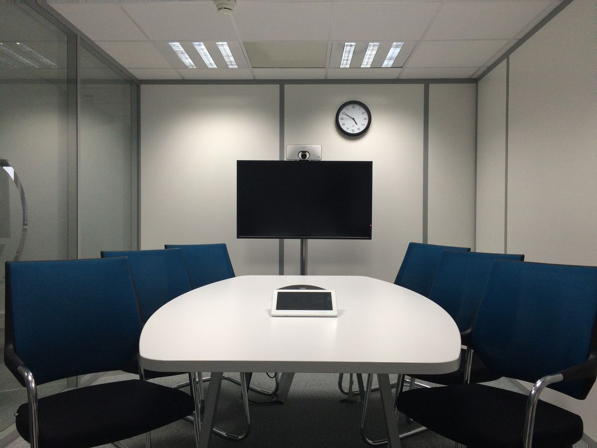 Meeting room equipped with a screen and video conferencing kit