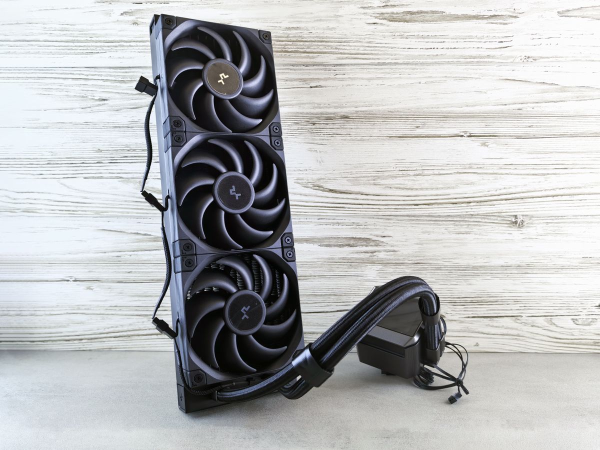 Triple-fan liquid CPU cooler