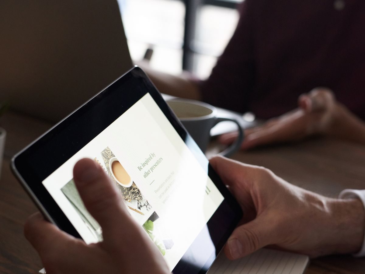Person using a tablet for a presentation and meeting notes