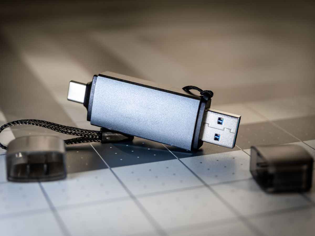 Dual-connector USB-A and USB-C flash drive