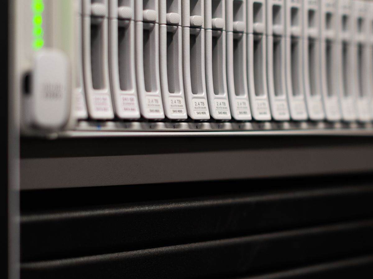 Server storage equipment in a data centre